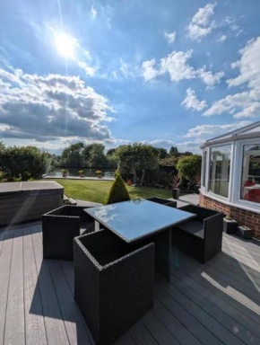 Thames Riverside Retreat Serene 3 Bed Bungalow
